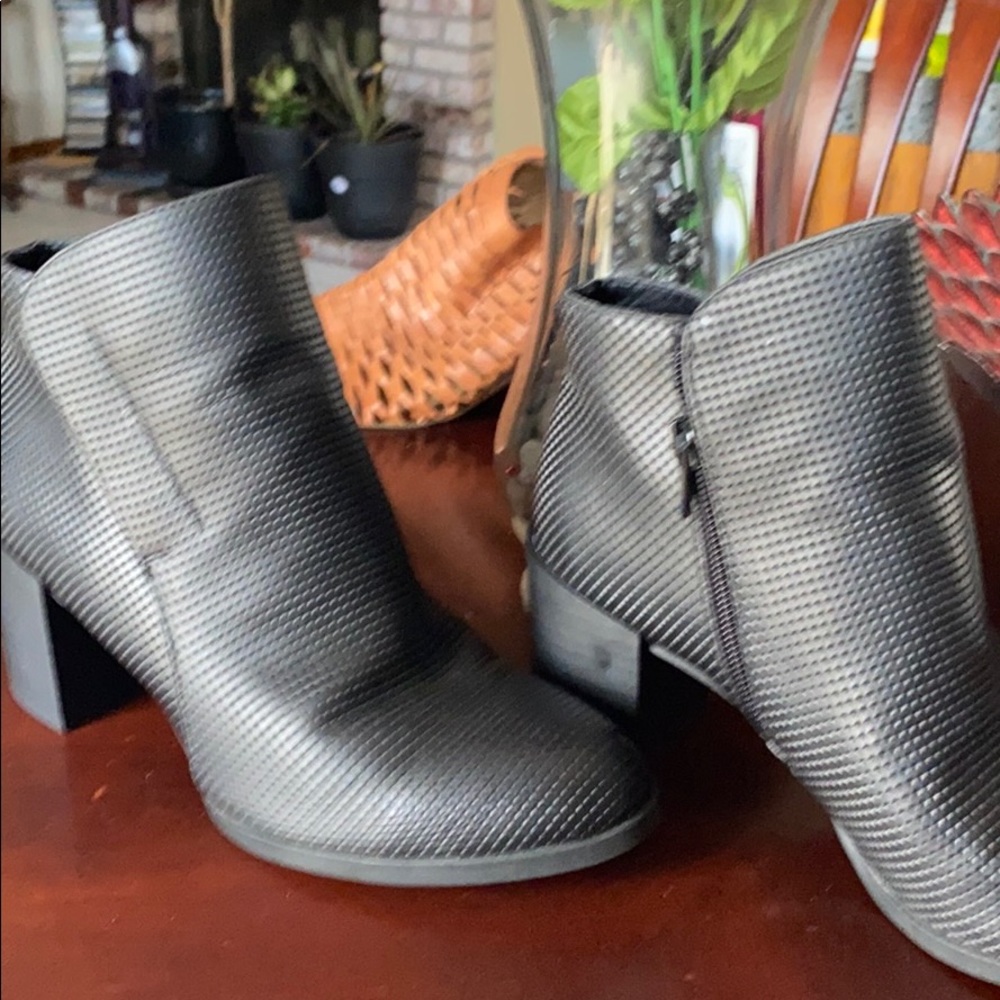 Boots - Picture 3 of 11